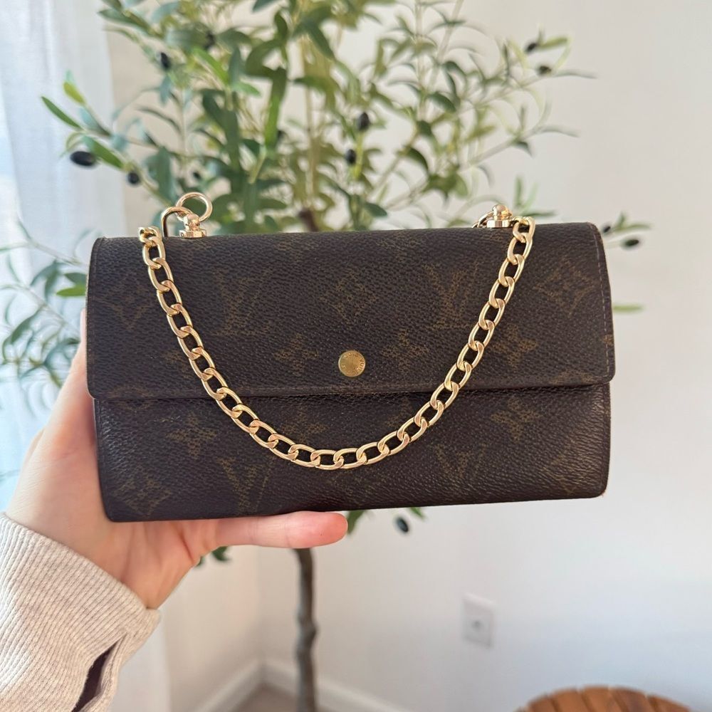 ✅AUTHENTIC✅LOUIS VUITTON WALLET ON A CHAIN - Picture 3 of 15